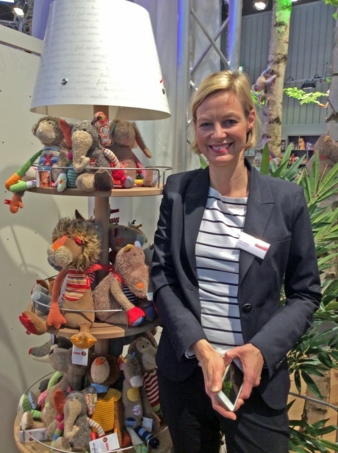 sigikid-Pressereferentin Katrin Müller freut sich über die neuen POS-Lampenständer als Heimat für die putzigen Gesellen.