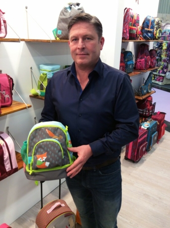 Geschäftsführer Stefan Lässig zeigt den neuen Lässig-Kinderrucksack 4Kids Little Tree-Fox.