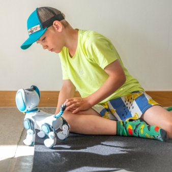 -Woofy---mein-KI-Haustier--von-Galileo-Robotics---Clementoni-Copyright-Foto-LEVKE-MARTENS---EILUN-ART-FOTOGRAFIE.jpg