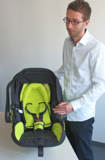 Christian Schneider, Marketing & PR Manager, zeigt der baby&junior Redaktion in Bamberg, was die neue kiddy-Babyschale alles kann.