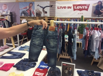 Am Levi's Stand - coole Jeans mit Wohlfühlfaktor.