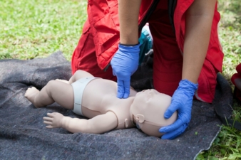 Erste-Hilfe-Baby-Herzmassage.jpeg