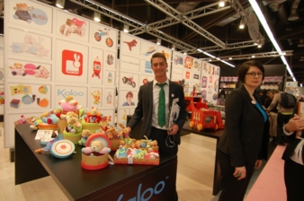 Christoph Schliemann (Vertrieb Carletto) mit neuen Schmusetieren des französischen Unternehmens Kaloo.