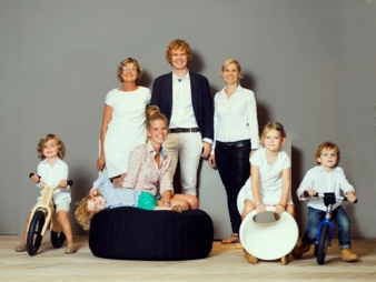 So sympathisch stellt sich die Geschäftsführung mit der erweiterten Familie vor. Susanne Henneka (hinten l.), daneben ihr Sohn Florian Henneka mi...
