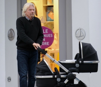 Virgin-Gründer Richard Branson schiebt seine beiden Enkelkinder im Peach 3 bequem durch die Großstadt.