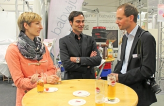 Die „Neuen“ unter sich: Recaro Marketing Manager Susi Schnedelbach und Frank Heinrichsen, Director Marketing bei Recaro, mit dem baby&junior- b...