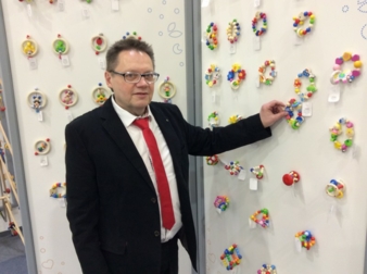 Gollnest & Kiesel-Sprecher Helmut Roloff freut sich über das neue Baby-Holzspielzeug der GoKi-Marke Heimess.