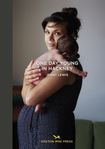 Innerhalb von fünf Jahren fotografierte Jenny Lewis 150 Mütter. 40 ausgewählte Porträts sind nun in "One Day Young" versammelt.