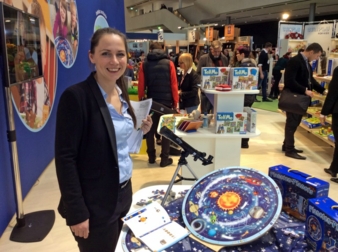Hape-Marketingleiterin Sabrina Steigerwald erklärt das neue Lernpuzzle Planeten für Kinder ab vier Jahren.