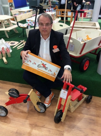 Dass Spielwaren der mit am stärksten wachsende Bereich im Sortiment sei, erklärt Pinolino-Geschäftsführer Andreas Nolte, hier mit Roller Theo u...