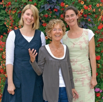 Erika Hoffmann mit ihren Töchtern Anna (links) und Tina Hoffmann.