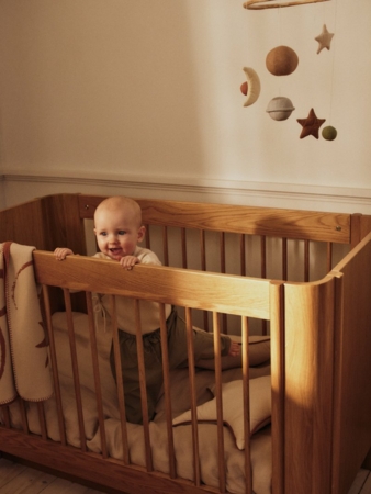 Ferm-Living-Tilu-Babybett-und-Skye-Mobile-Copyright-Ferm-Living.jpg