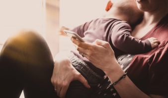Frau-mit-Baby-und-Smartphone-Copyright--rzoze19---stock-adobe-com.jpeg