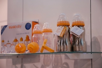 thinkbaby: Formschön und garantiert ohne BPA sind diese Fläschchen fürs Kind. Dazu gibts auch noch Tassen, Schälchen und Dosen.