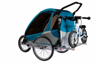 Der KidsTourer-Fahrradanhänger in Blau-Silber mit zusätzlichem Radträger hat eine Sicherheits-Aluwanne und Aluspeichenräder.