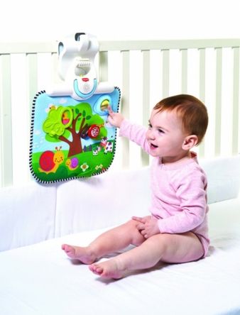 Das Double Sided Crib Toy kann problemlos am Babybettchen oder am Laufstall befestigt werden.