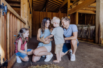 Familie am BIO Bauernhof