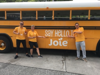 Joie-Team vor Schulbus
