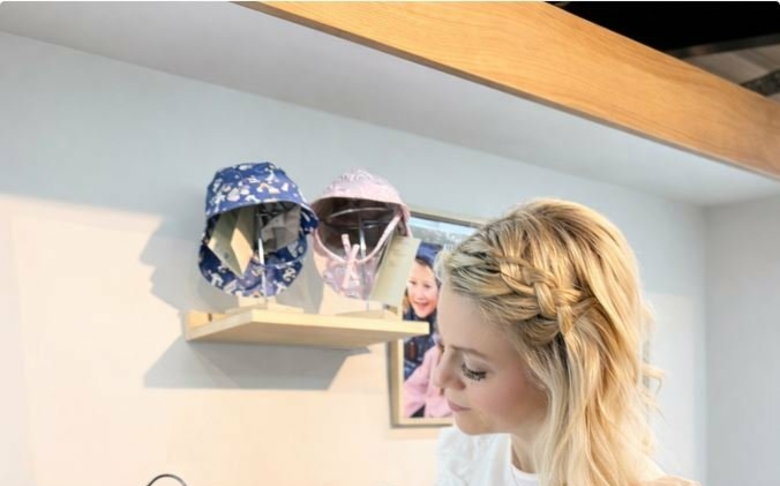 Julia Weiß und die Sterntaler-Regenbekleidung mit Farbwechsel