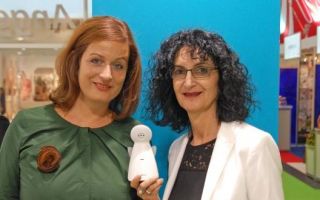 Funny Handel Geschäftsführerin Véronique Hamann (r.) präsentierte in Köln mit PR-Dame Vanessa Ast (ast GmbH) das neue multifunktionale Modell AC1200.