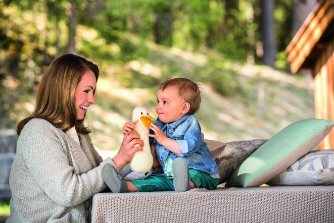 05 Magdalena Neuner mit Baby und Ente_Credit_Gra¦êfe und Unzer Verlag_Fotograf Patrick Wittmann.jpg