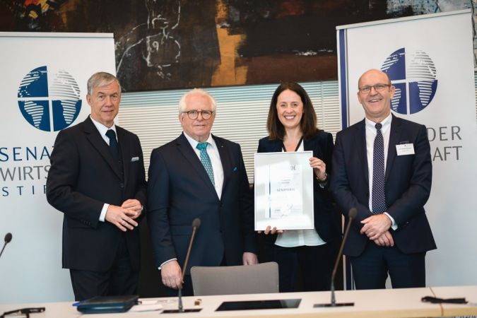 Claudia-LaessigUrkundeSenat.jpg
