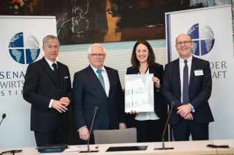 Claudia-LaessigUrkundeSenat.jpg